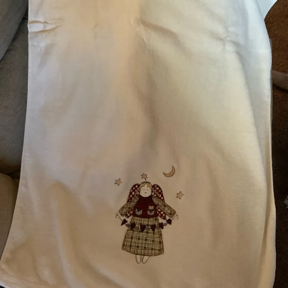 Vintage Country Farmhouse Embroidered Angels Bath towels, ivory, Set of 2